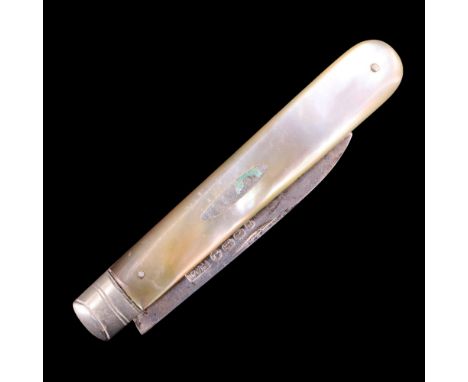A Victorian silver folding fruit knife having mother-of-pearl grip scales, Birmingham, 1875, 7 cm closed