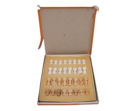 A vintage onyx chess set, late 20th Century, Kings 4 cm, board, 25 cm