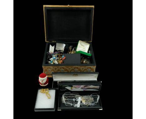A jewellery box and contents containing a vintage Japanese shakudo bracelet and largely contemporary jewellery including bead
