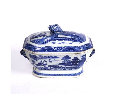 A Chinese export blue and white tureen  Qianlong with pomegranate finial, entwined handles and decorated with willow pattern,