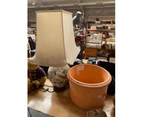 Large oriental hand painted porcelain table lamp together with a large Mali planter 