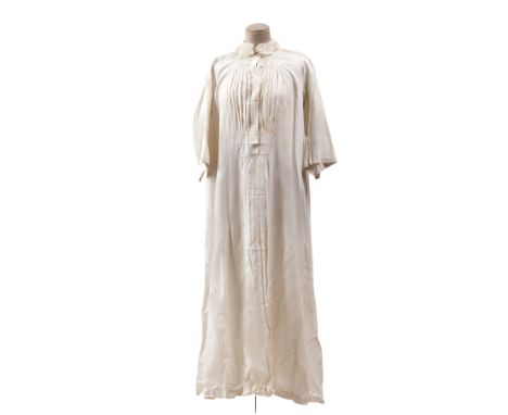 This cotton and satin sleeping gown is decorated withmother of pearl buttons. There are initials, embroidered onthe gown ‘MV’