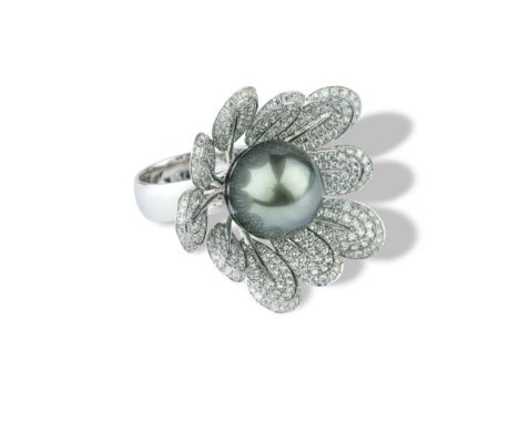 18k white gold ring in the shape of a flower, with the petals set with diamonds weighing approximately 3 ct, the pistil adorn