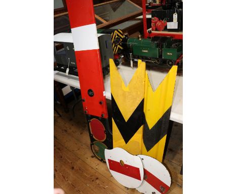 5x Railway signals. 3x semaphore signals; a Home Signal arm with cast iron spectacle plate containing red and green glass dis