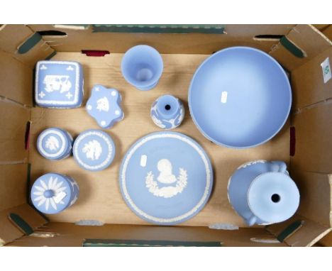 A collection of Wedgwood items to include: large fruit bowl, lamp base, vases, lidded boxes etc 
