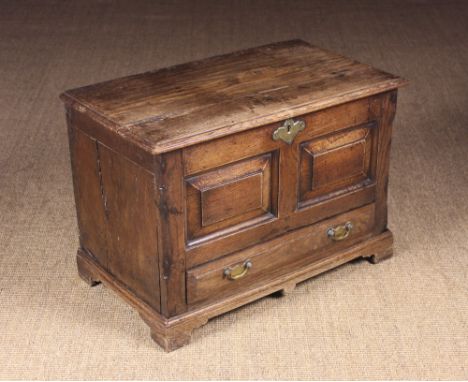 An 18th Century Oak Coffer Bach having twin fielded panels to the front above a long base drawer on bracket feet, 17½ ins (44