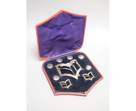 An Edwardian cased set of six silver buttons, belt buckle and pair of shoe buckles, Samuel Jacob, London, 1905/6/9, belt buck