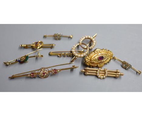 An 18ct and amethyst set heart bar brooch, 42mm, gross 1.5 grams, two 9ct brooches, gross 6 grams and six other yellow metal 