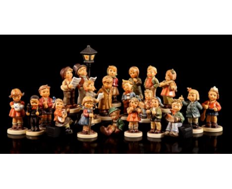 Goebel Hummel 21 porcelain figurines incl. children's choir, with 2 booklets and platform with street lamp, all figurines wit