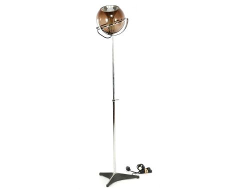 Frank Ligtelijn (1933-)Metal floor lamp with smoked glass sphere standing on three prant, design Frank Ligtelijn for RAAK Ams