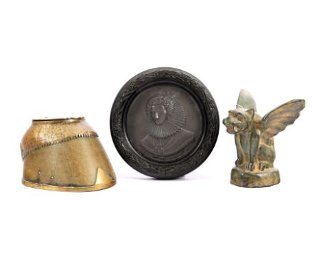 Round pewter relief portrait of Amalia van Solms in a wooden decorated frame, 17 cm diameter, horse's hoof as an inkwell, dat