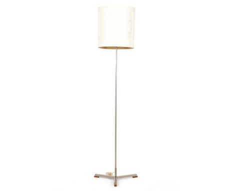 Willem Hendrik Gispen (1890-1981)Metal 2-bulb floor lamp with a white shade and standing on a three-pronged wooden block, des