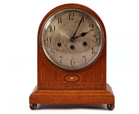 Junghans table clock in oak case with intarsia in the front and round cap 33 cm high, 26.5 cm wide