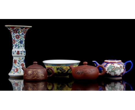 Lot of Chinese porcelain, 20th century, including vase with polychrome floral decoration 21.5 cm high, 2 Yixing teapots 7 cm 