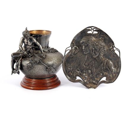 Pewter Jugendstil decorative dish with decor of 2 women, 24x22 cm and a vase on a wooden console, 23 cm high