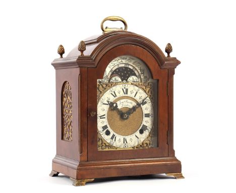 Smith table clock in walnut case, 28 cm high