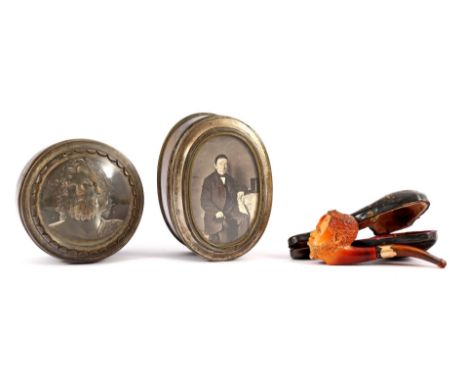 Lot divers bu. metal lidded bowl with classic photo of the gentleman and at the bottom a blonde and brown lock of hair, metal