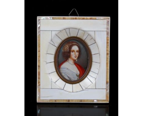 Oval miniature portrait of a woman, in ivory frame, around 1920, 10.3x8.5 cm, 58.5 grams. With certificate