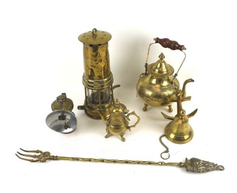 An assortment of collectables. Including brass kettles, a miners lamp, etc. Max. H23cm