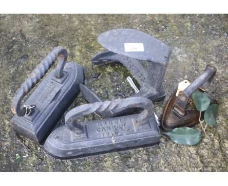 Three assorted vintage metals irons and a cobbler's last. Max. H16cm