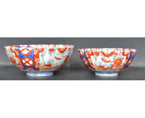 Two late 19th century Chinese oriental Imari pattern ceramic porcelain graduate bowls. The bowls having scalloped edges / rim