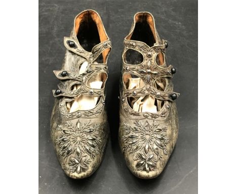 A pair of Victorian/Edwardian black leather beaded women's shoes featuring a side button fastener, approx size W3/W4.   Shoe'