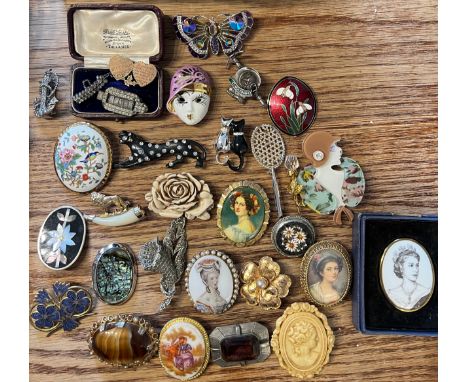 A quantity of vintage brooches and a jewellery box. 