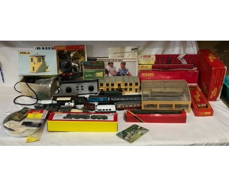 Model Railway, Collection of Hornby 00 ad Triang Track Architecture/Building accessories, assembled and kits, tools, parts, m