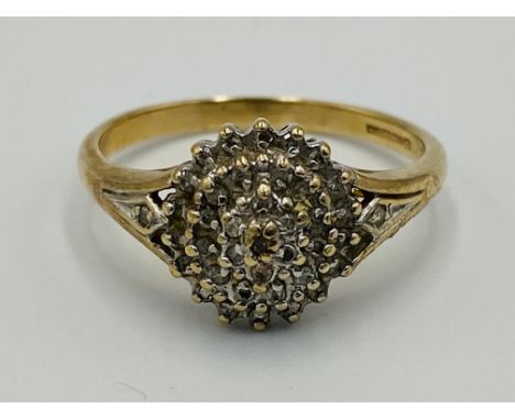 A 9ct gold ring, size O, 2.5g. Estimate £45-60