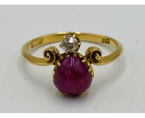 18ct gold ring set with a ruby and diamond, size M, 2.4g. Estimate £60-80.