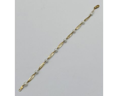 9ct gold and pearl bracelet, 3g. Estimate £65-80