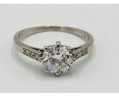 Platinum diamond ring, with diamonds to shoulders, central diamond approximately 1ct, 2.7g, size L. Estimate: £800-1,000