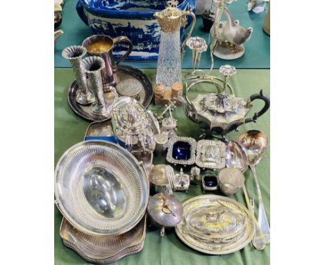 A quantity of silver plate items to include tea pots, trays, claret jug, epergne and posy vases. Estimate £20-40.