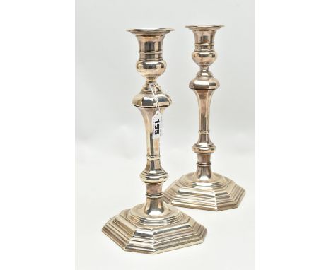 A PAIR OF GEORGE V GOLDSMITHS &amp; SILVERSMITHS CO LTD SILVER CANDLESTICKS, knopped and chamfered form with removable sconce