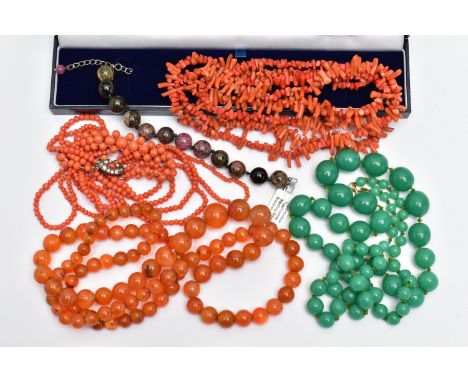 FOUR SEMI-PRECIOUS BEAD NECKLACES AND TWO BRACELETS, to include a graduated carnelian bead necklace, a green chalcedony gradu