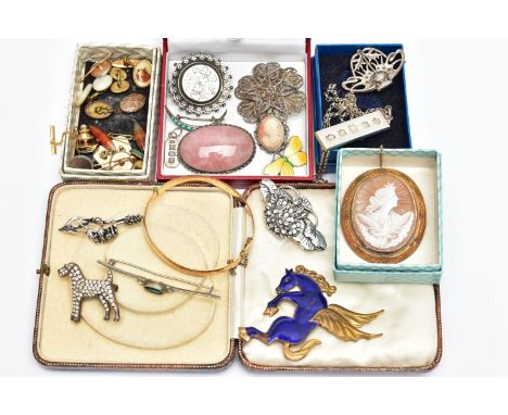 A BAG OF ASSORTED JEWELLERY, to include a gold plated, metal core hinged bangle, a carved shell cameo set in a yellow metal m