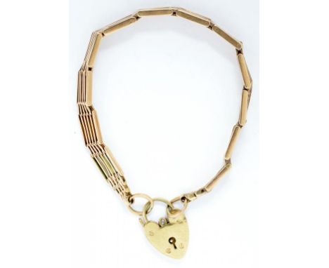 A GOLD GATE BRACELET AND 9CT GOLD PADLOCK, 15.4G