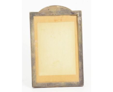 A GEORGE V SILVER ARCH TOPPED PHOTOGRAPH FRAME, 22CM H, MARKS RUBBED