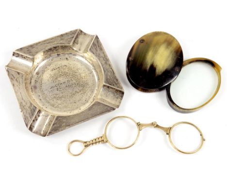 A 19TH CENTURY GOLD PLATED LORGNETTE, A SILVER ASHTRAY, BIRMINGHAM 1949, 1OZ 15DWTS AND A VICTORIAN HORN HAND LENS