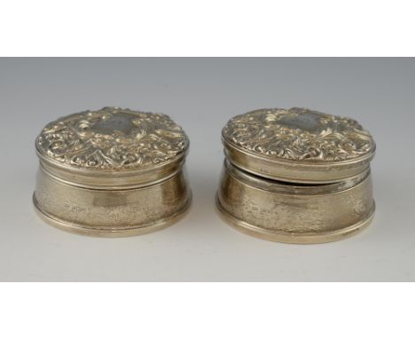 Pair of modern silver circular trinket boxes, the covers with embossed scrolling decoration, by W I Broadway & Co., Birmingha