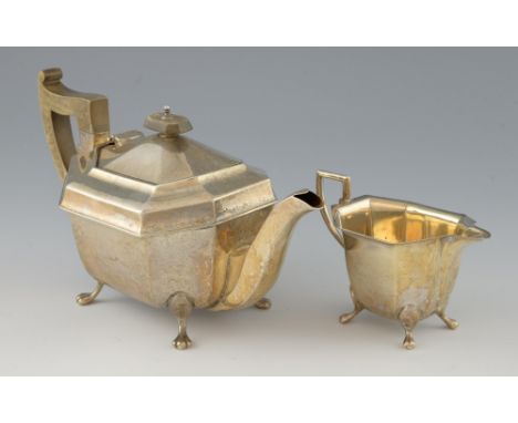 George V silver tea pot and cream jug of octagonal form on four shaped feet, by Viner's Ltd., Sheffield, 1933, gross weight 2