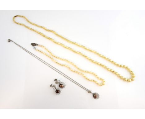 Chocolate pearl earrings and pendant set, in 18 ct white gold, chain length 43 cm, a cultured pearl necklace with silver clas