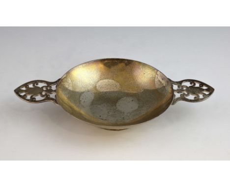 George V silver twin-handled dish on round foot, by Henry Stratford Ltd., Sheffield, 1920, 13.8oz, 431g,.     