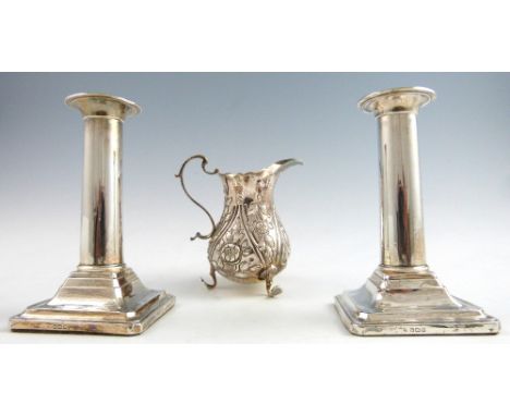 Edward VII pair of silver dwarf candlesticks, by Walter Latham & Son, Sheffield 1908, with filled bases, 13 cm high, and a si