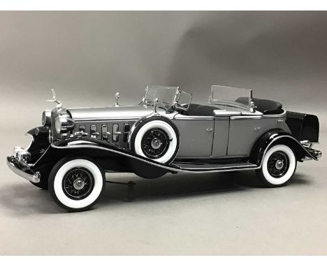 DANBURY MINT,two 1:24 scale models, 1932 Cadillac V-16 Sport Phaeton and 1959 Pontiac Bonneville Convertible, both boxed (2)