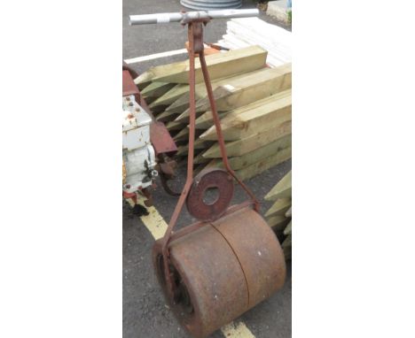 VINTAGE GARDEN ROLLER