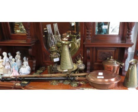 QUANTITY OF BRASS &amp; COPPER INCLUDING A BED PAN, KETTLES, OIL LAMP, HORSE BRASSES, ETC