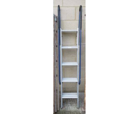EXTENDING ALUMINIUM LADDER