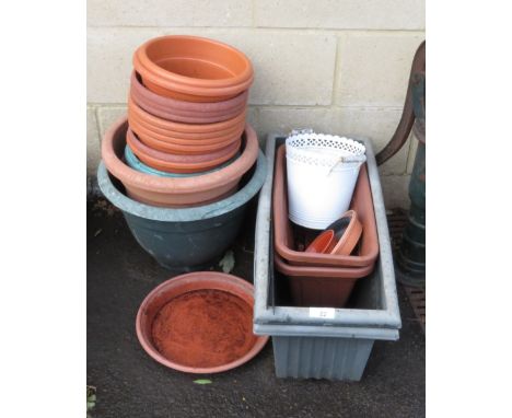 QUANTITY OF PLASTIC PLANT POTS &amp; 4 PLASTIC TROUGH PLANTERS 