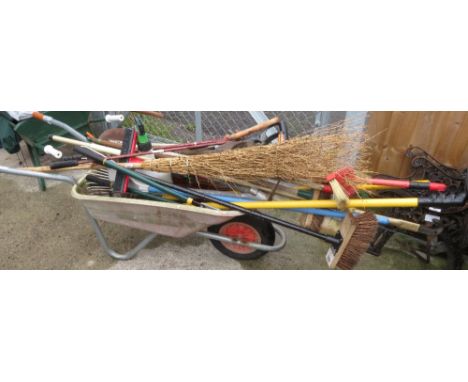 QUANTITY OF GARDEN TOOLS